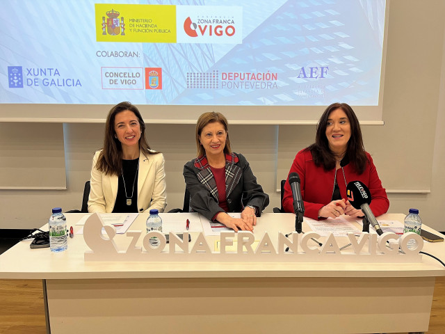 Presentación de la XXIII Feria Franquiatlantico, con la directora general de Zona Franca de Vigo, Inés González; la concejal viguesa Elena Espinosa; y la directora de la feria, Raquel Robledo.