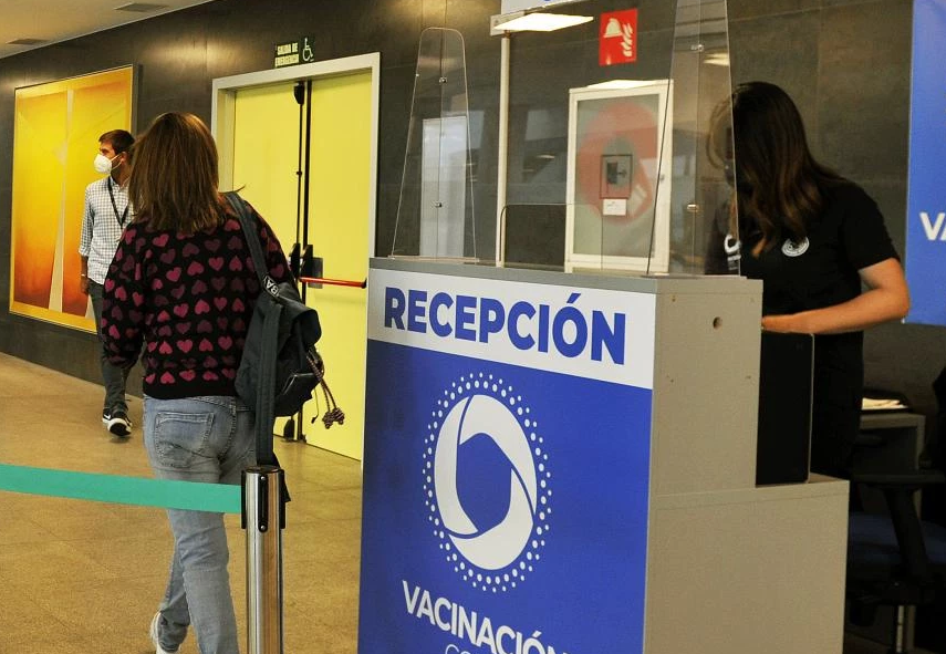 Recepcionista del SERGAS en una vacunu00f3dromo de Ourense en una foto de archivo de EP