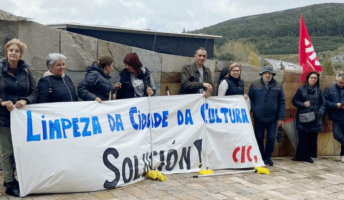 Trabajadoras de la limpieza de la Cidade da Cultura en una protesta el u00faltimo otou00f1o para reclamar una mejora de sus condiciones laborales en una foto de la CIG