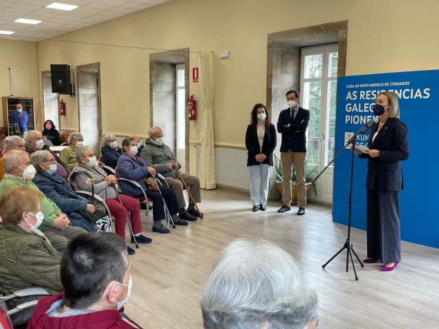 La conselleira de Política Social e Xuventude, Fabiola García, entrega el certificado de calidad a la residencia pública de mayores Porta do Camiño de Santiago.