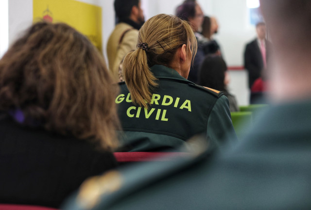 Una agente de la Guardia Civil, de espaldas.