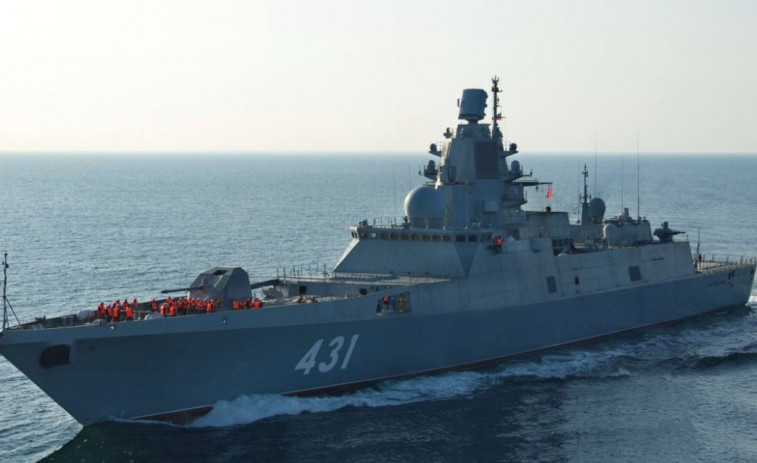 Fragata rusa, que probablemente pasará frente a Galicia, es vigilada por buque con base en Ferrol, el Centinela