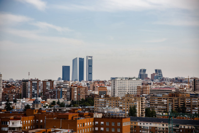 Archivo - Vista de las Cuatro Torres Business Area y las Torres Kio desde el Faro de Moncloa.