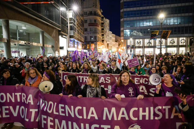 Manifestación por la igualdad de género convocada por la Plataforma Feminista Galega y Marcha Mundial das Mulleres en el 8M