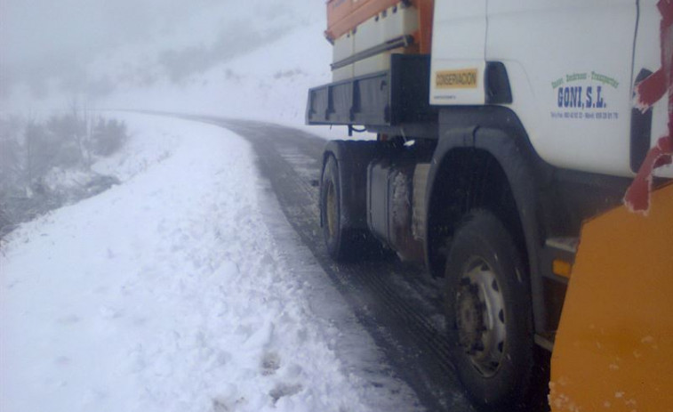 A neve dificulta a circulación en Lugo e Ourense