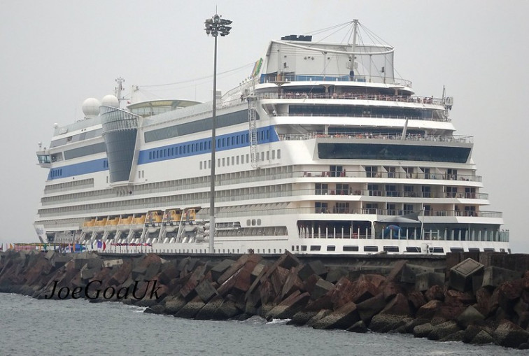 El fuerte viento obliga a varios remolcadores a auxiliar al crucero Aida Bella en el puerto de A Coruña