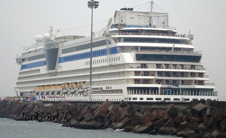 El fuerte viento obliga a varios remolcadores a auxiliar al crucero Aida Bella en el puerto de A Coruña