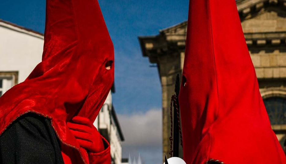 Imagen de una procesiu00f3n de Semana Santa en Santiago de Compostela en el programa oficial de 2023