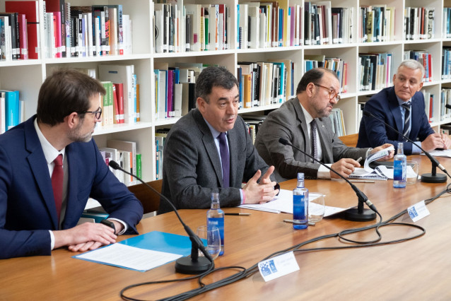 El conselleiro de Cultura, Educación, FP e Universidades, Román Rodríguez, y el director de la Axencia para a Modernización Tecnolóxica de Galicia, Julián Cerviño, junto al Rector de la USC, Antonio López y el representante de NTT Data, Óscar Abril.