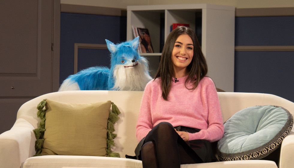 Archivo - El zorro Digochiño, mascota de '#DígochoEu', junto a la presentadora Esther Estévez