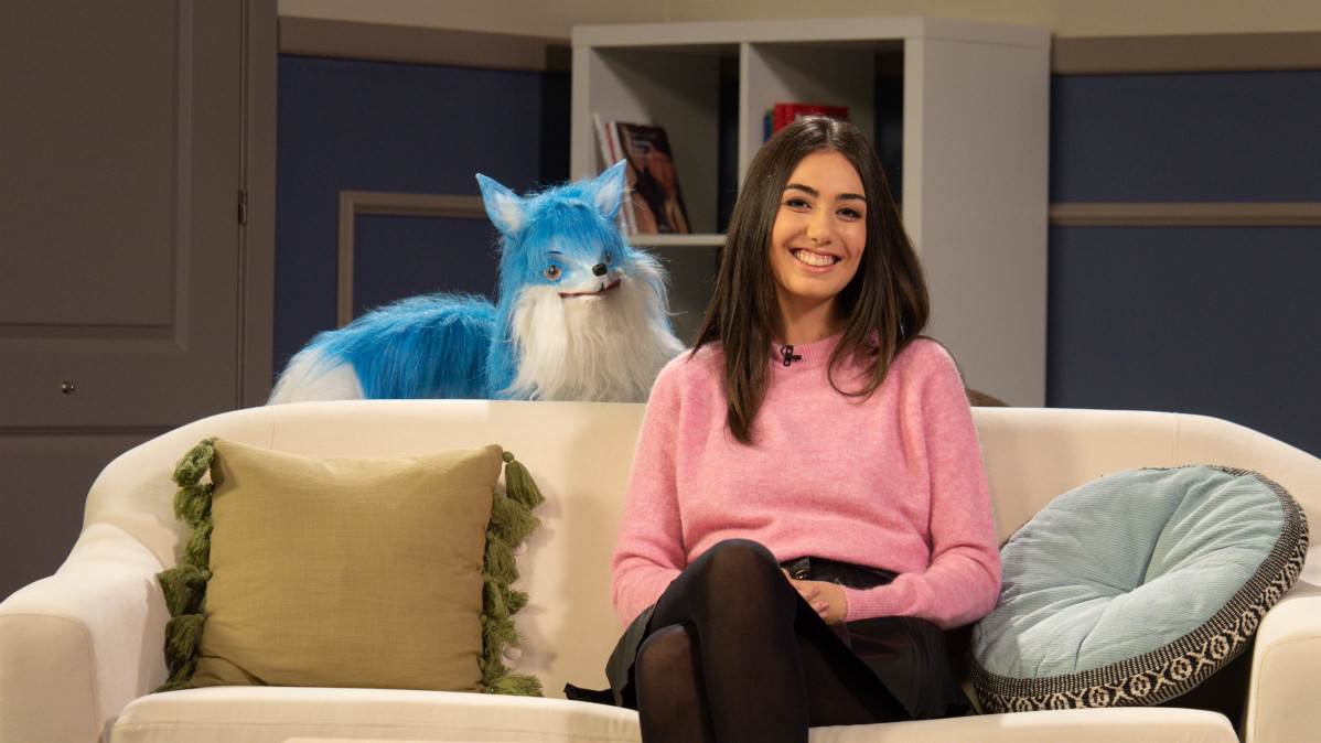 Archivo - El zorro Digochiño, mascota de '#DígochoEu', junto a la presentadora Esther Estévez