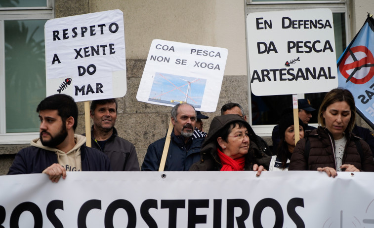 Cientos de personas se concentran en A Coruña contra la eólica marina