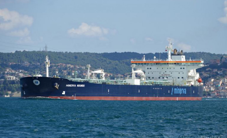 Un petrolero sin carga permanece a 28 millas de Galicia por una avería en una hélice