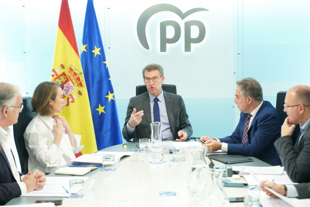 El líder del PP, Alberto Nuñez Feijóo, preside la reunión del comité de dirección del PP, junto a su equipo. En Madrid, a 27 de febrero de 2023.
