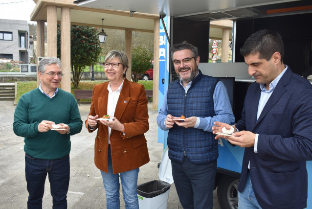 La conselleira do Mar, Rosa Quintana, ha visitado el foodtruck de Galicia sabe aMar, en Pereiro de Aguiar (Ourense)