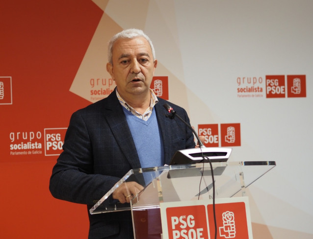 El portavoz parlamentario del PSdeG, Luis Álvarez, en rueda de prensa