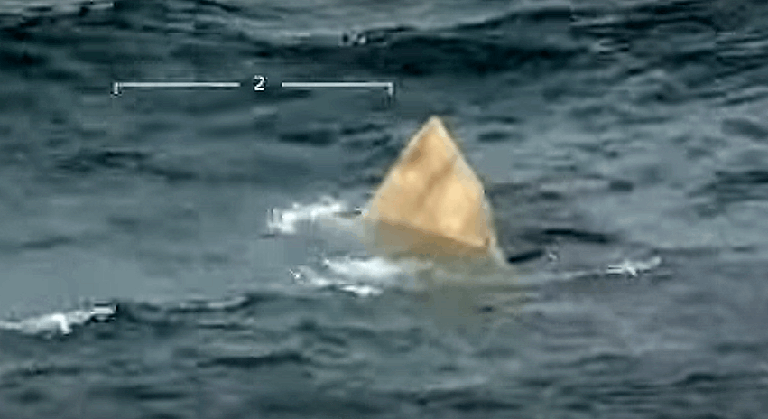 Imagen del supuesto narcosubmarino localizado frente a Vilaxou00e1n en una foto del SVA