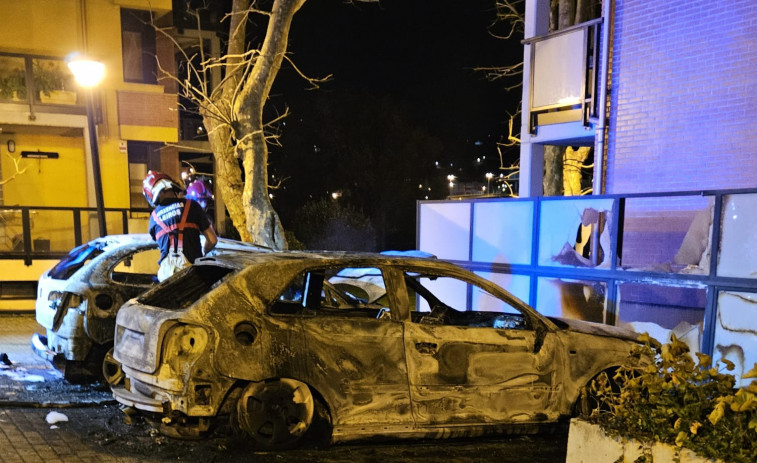 (VÍDEO) El incendio de dos coches de madrugada en Oleiros ocupa la investigación de la Guardia Civil