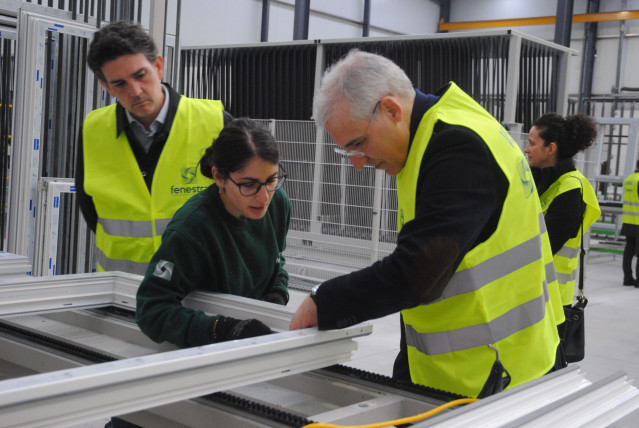 El vicepresidente primero de la Xunta, Francisco Conde, ha visitado este lunes de la pyme Fenestra