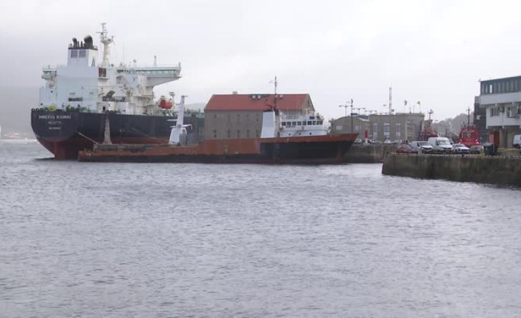 (VÍDEO) Una semana de reparaciones para el petrolero remolcado en Vigo, sin riesgo de vertido
