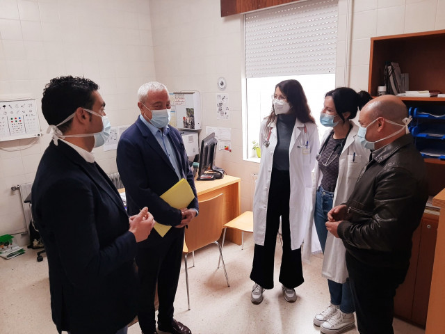 El gerente del área sanitaria de Vigo, Javier Puente, y el delegado de la Xunta en Pontevedra, Luis López, visita el centro de salud de Covelo junto con su alcalde, Pablo Castillo.
