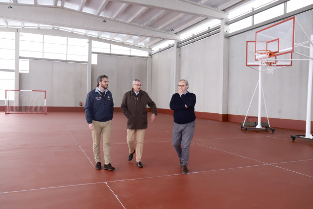 El vicepresidente segundo y el director xeral de Emerxencias visitan el nuevo polideportivo de la Agasp.