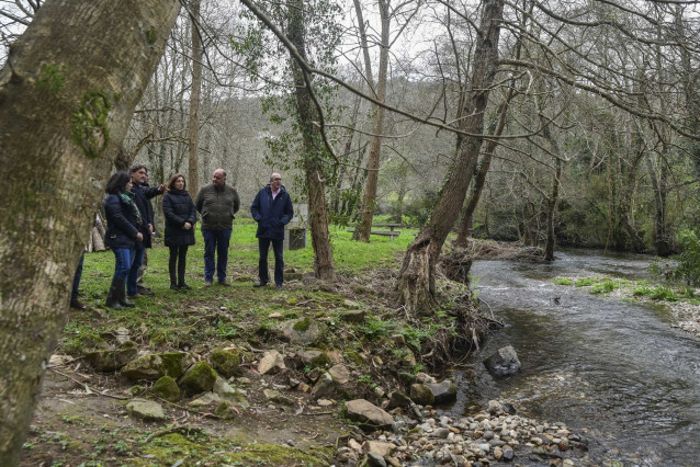 La conselleira de Medio Ambiente, Territorio e Vivenda, Ángeles Vázquez, en una visita al río Mera a su paso por Ortigueira (A Coruña).