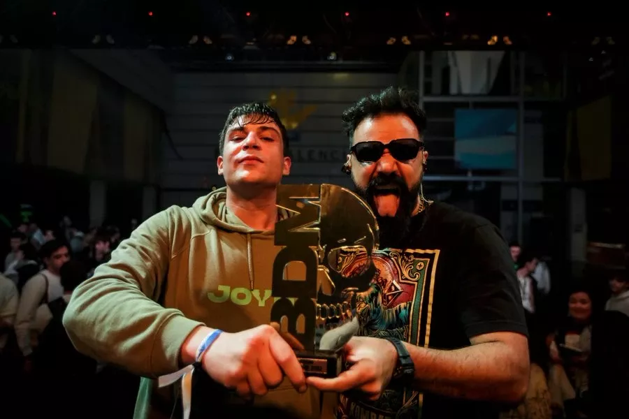El freestyler gallego Le33 recogiendo un premio en la imagen participaru00e1 en las batallas de gallos del Festival Cores Atlu00e1nticas