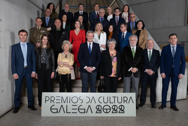 El presidente de la Xunta, Alfonso Rueda, el titular del Parlamento gallego, Miguel Santalices, el conselleiro de Cultura, Román Rodríguez, y la alcaldesa de Lugo, Lara Méndez, entre otros, en la entrega de los Premios da Cultura Galega 2022.