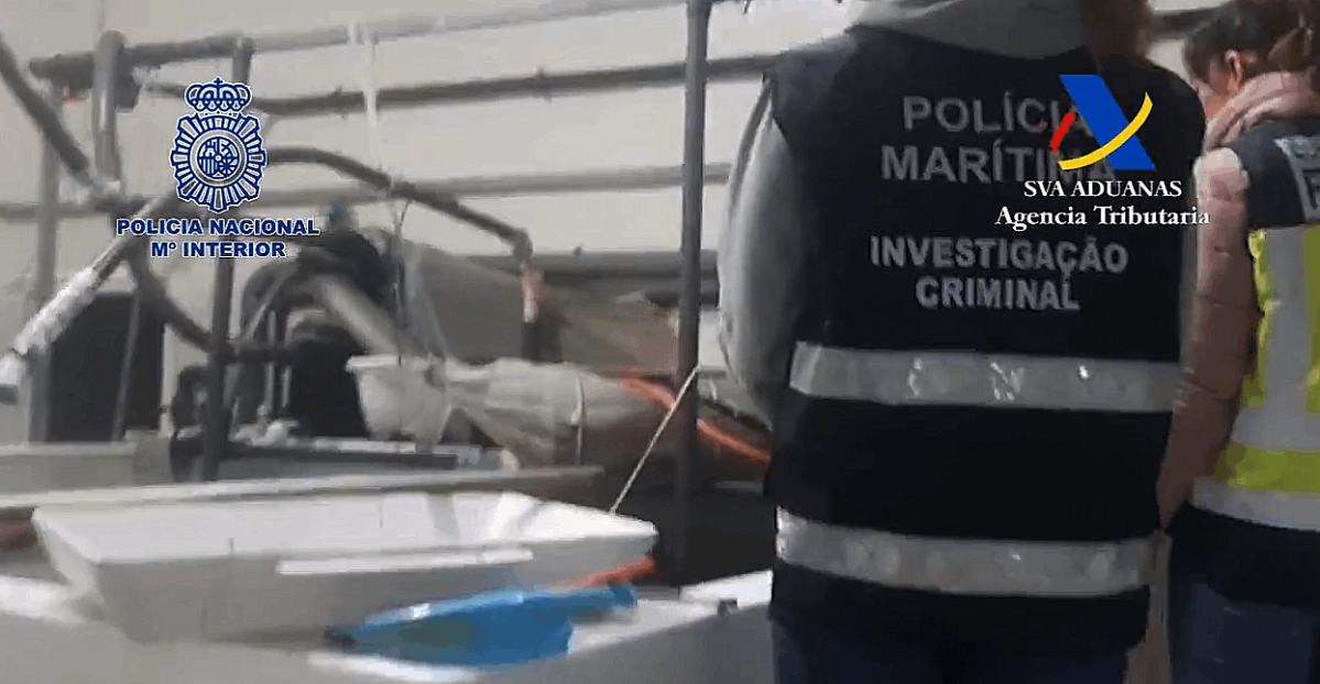 Agentes de las policu00edas de Portugal y Espau00f1a en una de las instalaciones donde se conservaban las anguilas