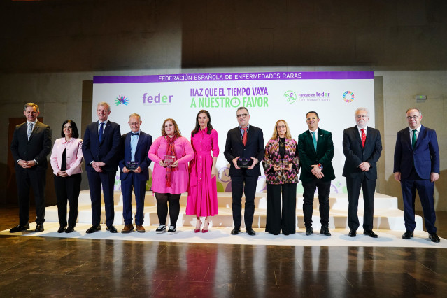 El delegado del Gobierno en Galicia, José Miñones (i), la ministra de Sanidad, Carolina Darias (2i), el presidente de la Xunta de Galicia, Alfonso Rueda (3i), la Reina Letizia (c), el presidente de FEDER, Juan Carrión (3d), y el alcalde de Santiago de Com