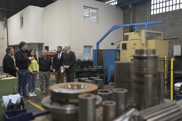 Visita del vicepresidente primero de la Xunta, Francisco Conde, en una visita a la empresa Metalúrgica BB de Carballo (A Coruña).