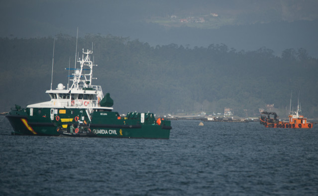 Un barco de la Guardia Civil en la zona donde se encuentra localizado un semisumergible de fabricación artesanal, a 14 de marzo de 2023, en Vilaxóan, Vilagarcía, Pontevedra, Galicia (España). Un operativo conjunto de la Policía Nacional y la Agencia Tribu