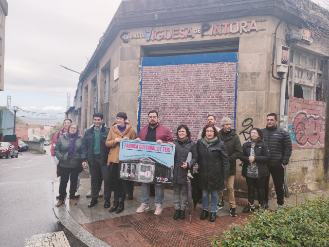 La portavoz nacional del BNG, Ana Pontón, con el candidato a la Alcaldía de Vigo, Xabier Pérez, y representantes del sector cultural, en la presentación de la propuesta para convertir la Compañía Viguesa de Pinturas en una factoría cultural.