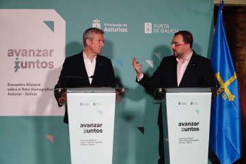 Los presidentes de la Xunta de Galicia, Alfonso Rueda, y del Principado de Asturias, Adrián Barbón, en rueda de prensa conjunta en Taramundi