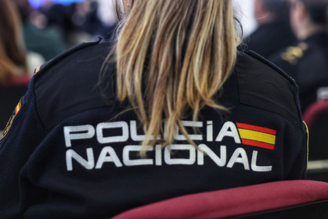 Un agente de la Policía Nacional durante la inauguración de las III Jornadas sobre Mujer, Igualdad y Seguridad, en el Centro Tecnológico de Seguridad en El Pardo, a 6 de marzo de 2023, en Madrid, (España). El Ministerio del Interior organiza de nuevo esta