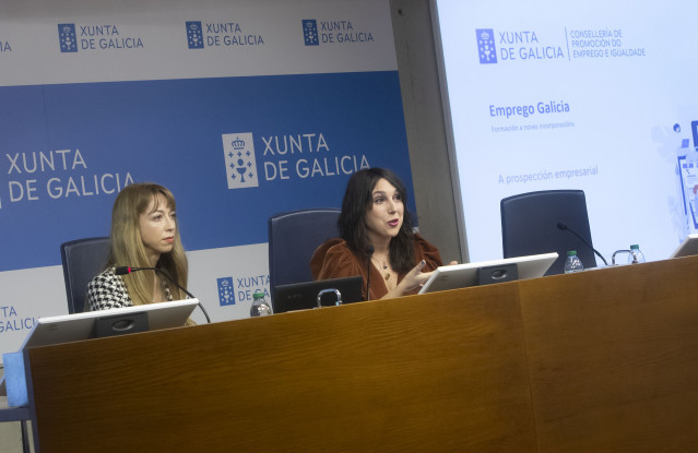 La conselleira de Promoción do Emprego e Igualdade, María Jesús Lorenzana, visita el curso de formación dirigido a los nuevos orientadores laborales