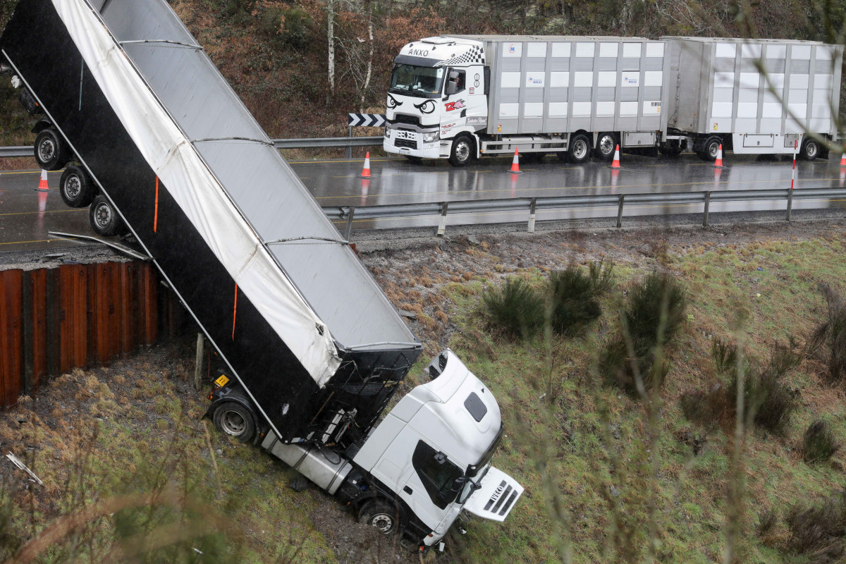 Un camión en equilibrio en una gran pendiente tras un accidente en la carretera N-VI, a 17 de marzo de 2023, en O Castro, Vega de Valcarce, León, Castilla y León (España). El tráiler se ha cruzad