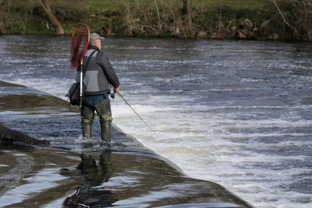 Un pescador, lanza la caña en el río, durante el primer día de temporada de pesca fluvial, a 19 de marzo de 2023, en Rábade, Lugo, Galicia.