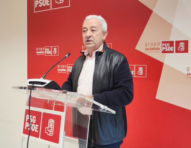 El portavoz parlamentario del PSdeG, Luis Álvarez, en rueda de prensa