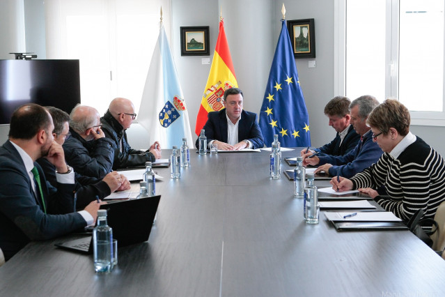 El presidente de la Diputación de A Coruña, Valentín González Formoso, se reúne con representantes del sector pesquero