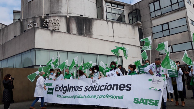 Archivo - Protesta de enfermeras y fisioterapeutas convocada por Satse delante del Sergas en Santiago.