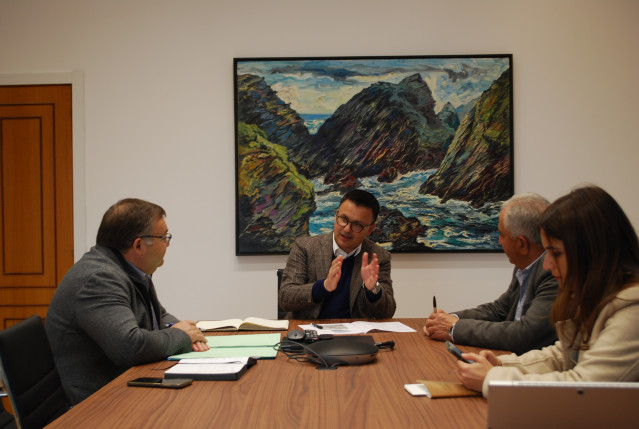 El conselleiro do Medio Rural, José González, se reúne con el alcalde de Paderne de Allariz (Ourense), Manuel Pérez.