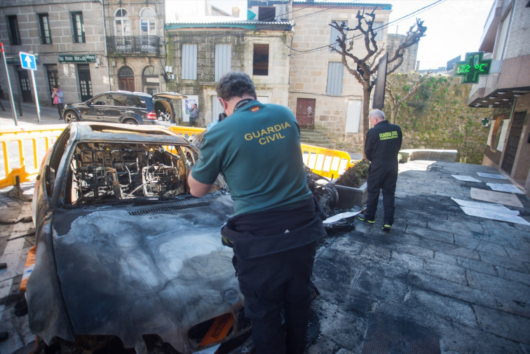 Pelea familiar originó el incendio de 21 coches en Tui, dice la Guardia Civil tras prender a una mujer (vídeo)