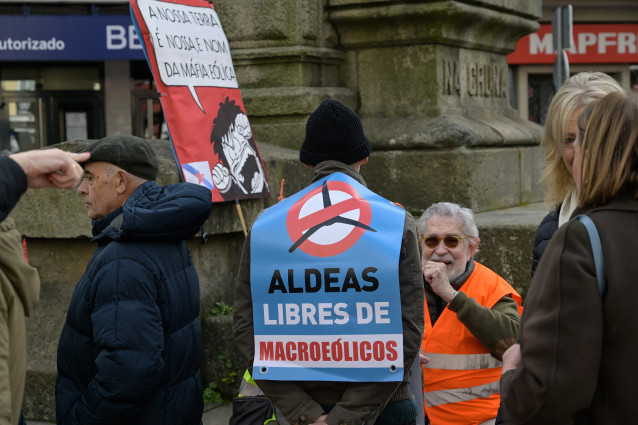 Archivo - Varias personas protestan durante una manifestación convocada por la asociación ‘Savemos o Val de Barcia e o Monte Xalo’ contra los macroeólicos, a 29 de enero de 2023, en Carral, A Coruña, Galicia.