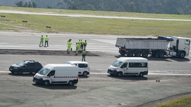 Varios coches durante las obras en la pista del aeropuerto de Vigo.