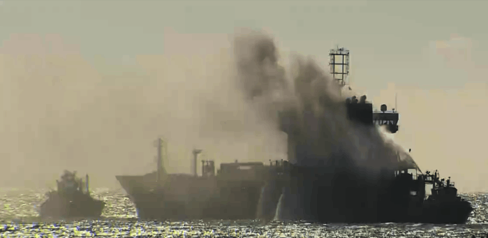 Remolcadores combatiendo el incendio en el petrolero Greta K frente a Matosinhos en una foto de la RTP
