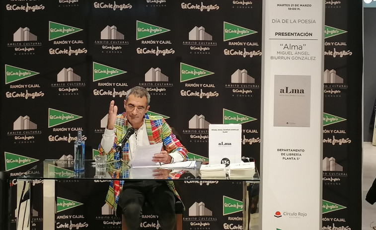 Miguel Ángel Biurrun González puso la poesía al 21 de marzo en El Corte Inglés de A Coruña