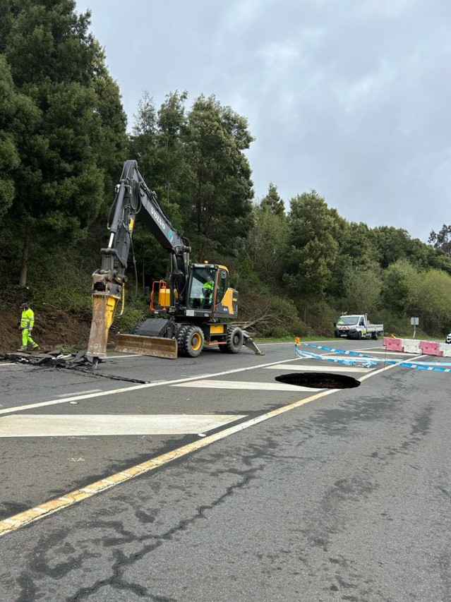 Trabajos de reparación en la carretera cortada en Rois (A Coruña) por la aparición de un gran socavón