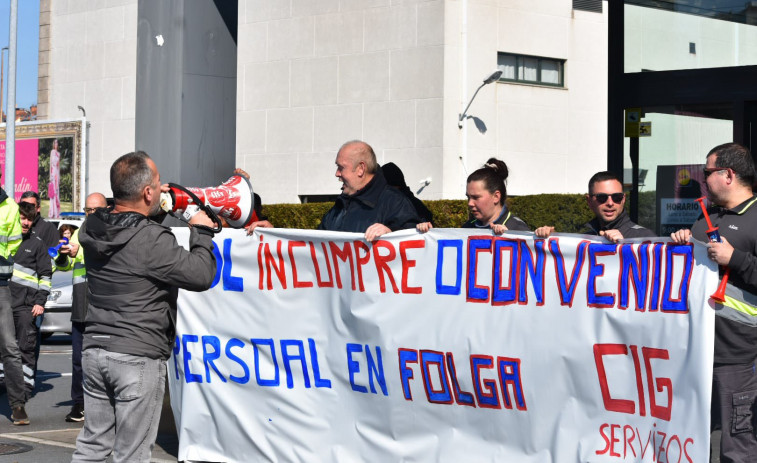 La Xunta sanciona a Lidl por las horas extra de siete empleados de Narón, que todavía siguen en huelga indefinida